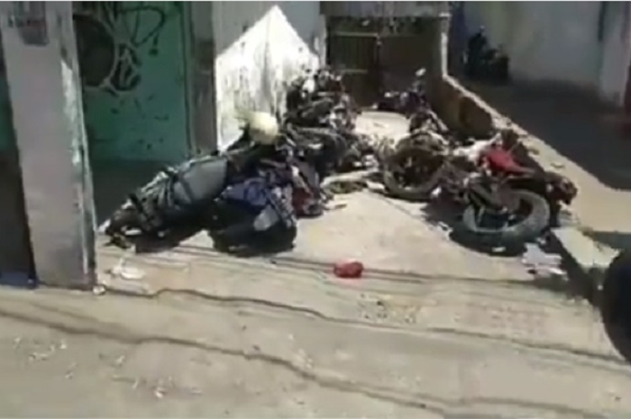 Puluhan sepeda motor rusak saat demo mahasiswa di Makassar
