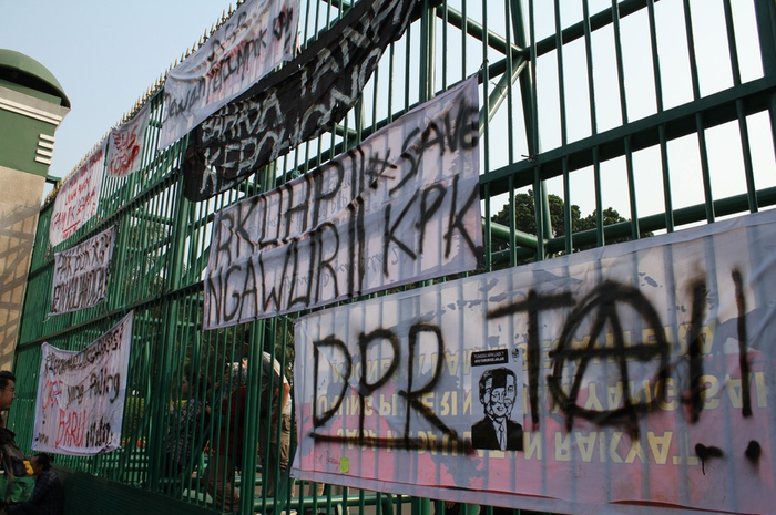 Banner bertuliskan Protes mahasiswa terpasang di Depan pagar Gedung DPR/MPR, Jalan Gatot Subroto, Senayan, Jakarta Pusat, Senin (23/9/2019). Mahasiswa menolak pengesahan RKUHP.