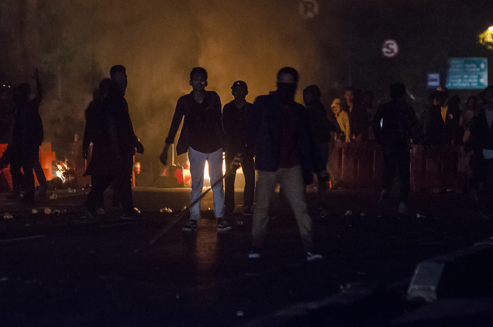 Massa yang tergabung dalam Aliansi Mahasiswa Jawa Barat melakukan aksi bakar ban saat  unjuk rasa di Depan Gedung DPRD Jawa Barat, Senin (23/9/2019). Aksi tersebut menuntut Pemerintah Indonesia khususnya Presiden untuk mencabut UU KPK yang baru, menolak RKHUP, dan RUU Pemasyarakatan yang dianggap me