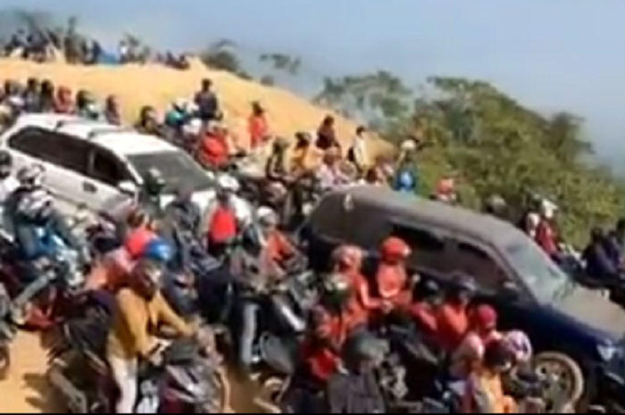 Ratusan motor dan mobil terjebak kemacetan di lokasi wisata Negeri di Atas Awan, Citorek, Banten.
