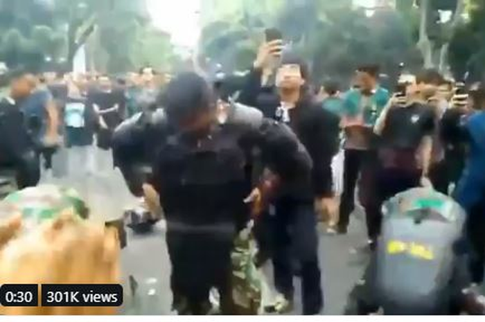Belakangan ini tersebar sebuah video viral di media sosial soal cara mediasi aparat keamanan pada para pendemo yang berakhir dengan damai.