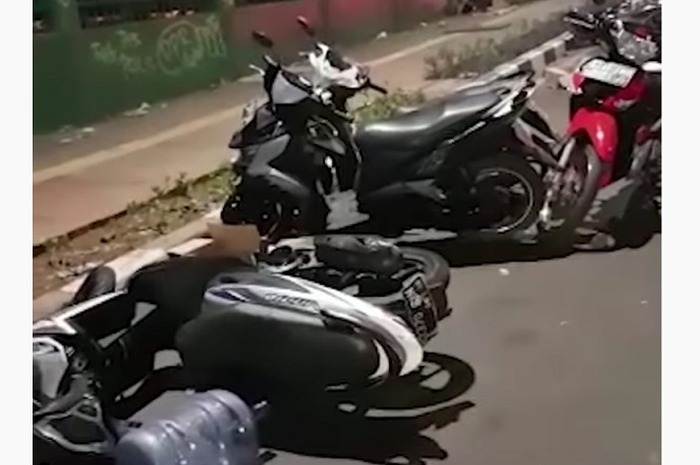 Motor yang rusak dan ditinggal pemiliknya di depan gedung DPR