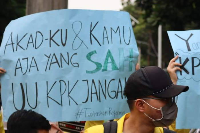Berbagai ekspresi aspirasi disampaikan mahasiswa yang berunjuk rasa di sekitar gedung MPR/DPR/DPD, Senayan, Selasa (24/9/2019).