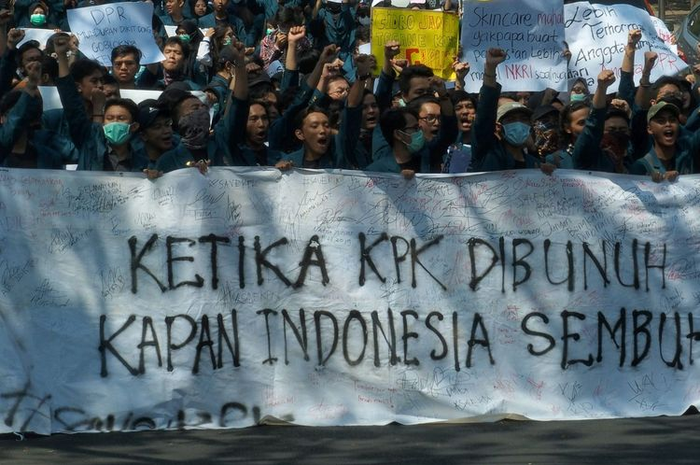 Jika Anda masih bingung, ini 26 persoalan dalam UU KPK hasil revisi yang dinilai berisiko oleh KPK dapat melemahkan lembaga antirasuah tersebut .
