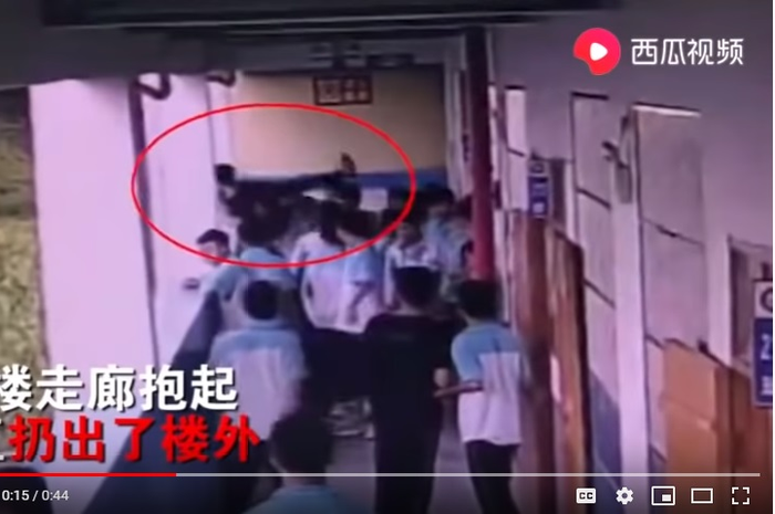 Seorang siswa SMP masuk rumah sakit setelah dilempar dari lantai 4 gedung sekolahnya. Ternyata dia adalah pelaku bullying.