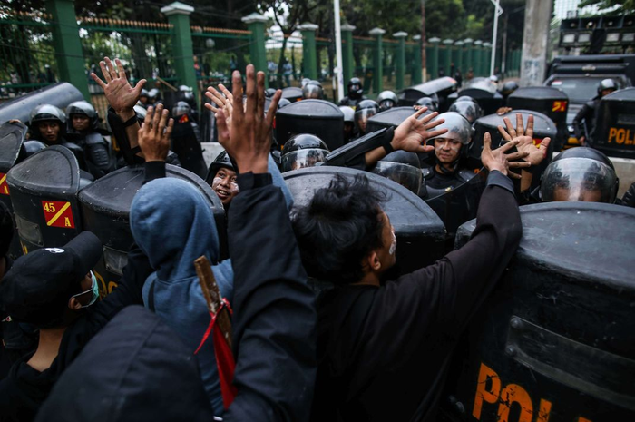 Pelajar melakukan Aksi Tolak RUKHP di Belakang Gedung DPR/MPR, Palmerah, Jakarta Barat, Rabu (25/9/2019). 