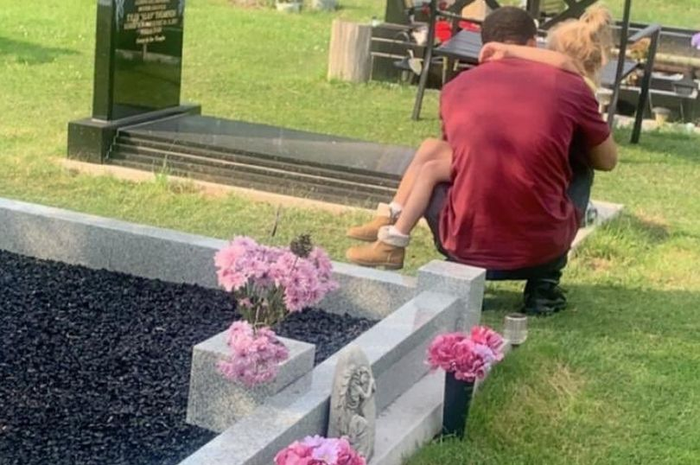 Seorang ibu yang anaknya jadi korban tewas aksi kriminal membagikan potret momen memilukan ketika anak lelakinya berusaha menenangkan adiknya.