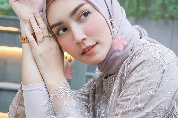 Gozal etuk ayol dush olishga qaror qildi (porno video)