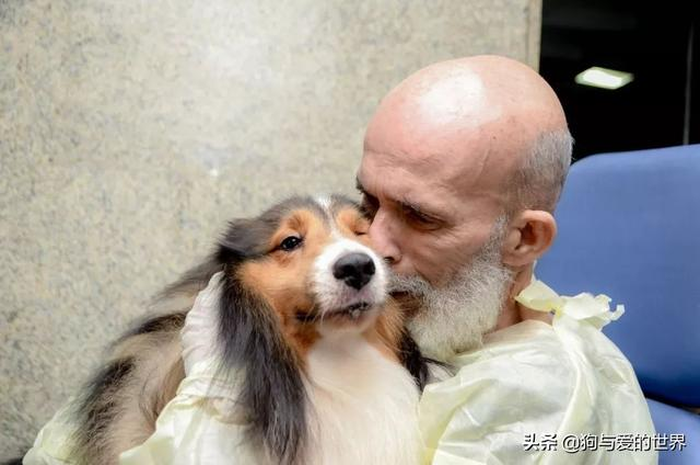 Santos mencium anjing tersebut karena ikatan kedekatan mereka.