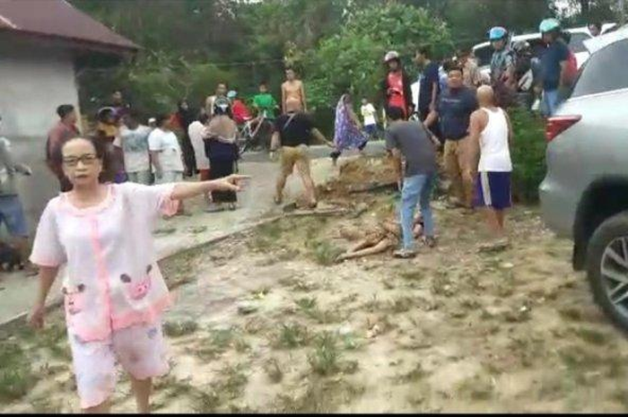 Toyota Fortuner yang dikendarai anggota DPRD hantam pemotor dan warga yang sedang santai, akibatnya 2 orang meninggal dunia