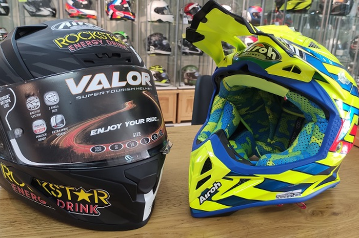 Ilustrasi helm fullface dan trail, helm harus dibersihkan biar enggak kusam setelah dipakai hujan-hujanan