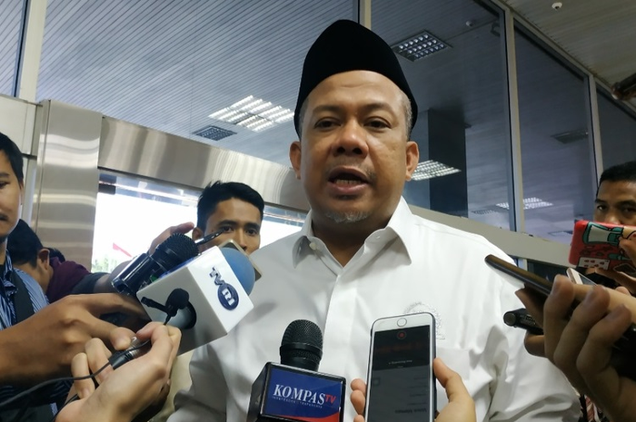 Anies Baswedan mendapat kritik tajam dari penduduk Jakarta akibat banjir awal tahun 2020, Fahri Hamzah menyebut lebih baik bersinergi dengan Presiden