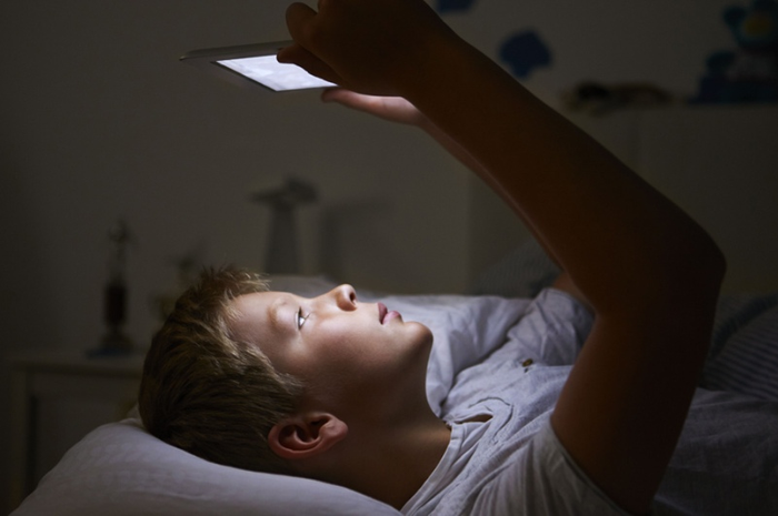 ilustrasi bermain handphone bangun tidur