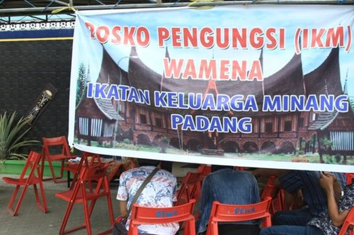 Ikatan Keluarga Minang Padang di Papua membuka posko pengungsian di kawasan Sentani, Jayapura. Ada ratusan warga asal Sumatera Barat yang bermukim di Wamena sebelum kerusuhan melanda 23 September lalu.