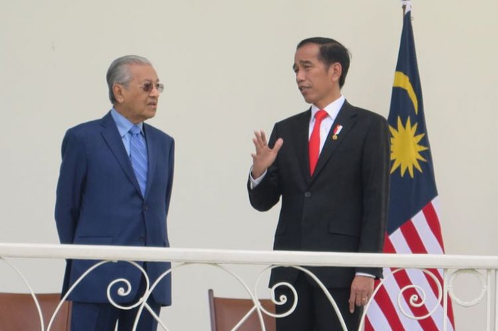 Kisruh itu bukan karena agresi negara lain, melainkan huru-hara antar etnis di Malaysia sendiri yang menimbulkan gejolak keamanan serius.