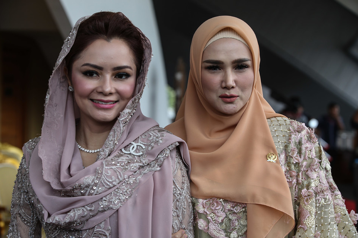 Mulan Jameela usai pelantikan anggota DPR, DPD, dan MPR periode 2019 - 2024 pada sidang paripurna di Kompleks Parlemen, Senayan, Jakarta, Selasa (1/9/2019) pagi.