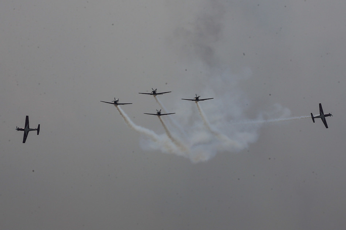 Atraksi pesawat memeriahkan gladi bersih HUT ke-74 TNI di Lanud Halim Perdanakusuma, Jakarta, Kamis (3/10/2019). 