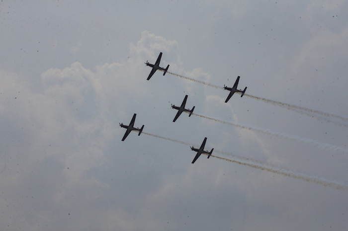 Atraksi pesawat memeriahkan gladi bersih HUT ke-74 TNI di Lanud Halim Perdanakusuma, Jakarta, Kamis (3/10/2019). 