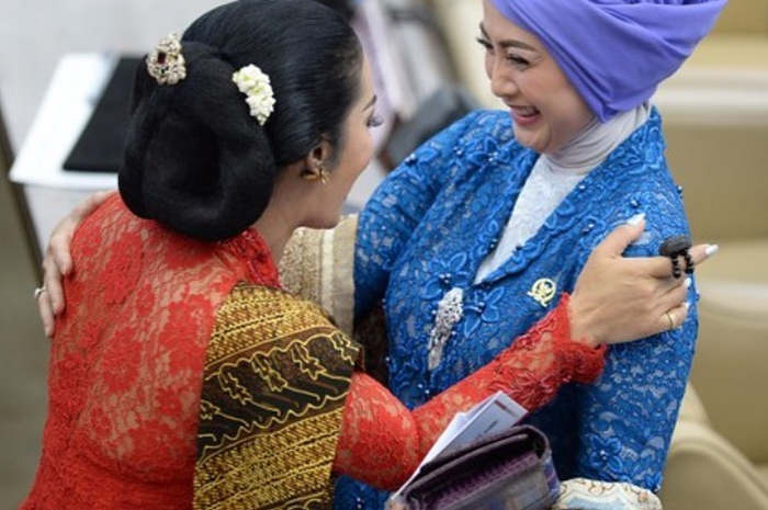 Tertangkap Kamera Bertemu Saat Dilantik Jadi Pejabat, Reaksi Krisdayanti dan Desy Ratnasari Jadi Sorotan