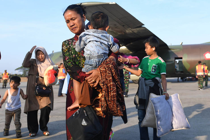 Pengungsi korban konflik di Wamena turun dari pesawat setibanya di Lanud Halim Perdanakusuma, Jakarta, Kamis (3/10/2019). Sebanyak 51 korban konflik di Wamena tersebut dievakuasi dengan menggunakan pesawat hercules C130 milik TNI Angkatan Udara.