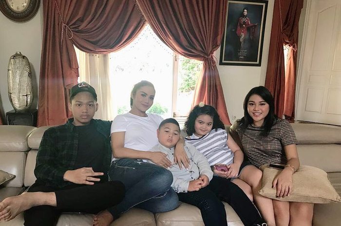 Krisdayanti dan anak-anaknya