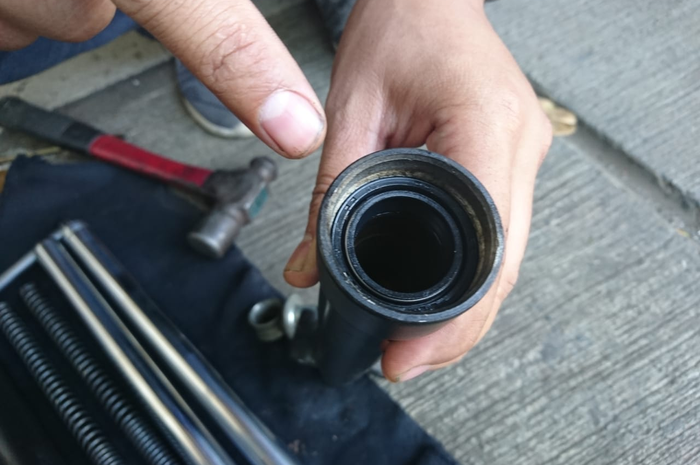 Sil sok depan bocor sebelah bikin telapak ban botak sebelah 