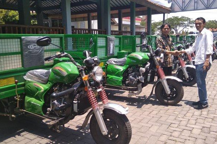 Menurut politisi PDIP ini, bantuan motor bak sampah merupakan stimulan agar masyarakat lebih terlibat aktif dalam urusan lingkungan hidup.