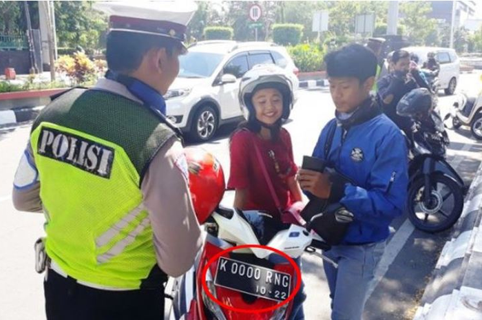Seorang pengendara motor ditilang polisi dalam razia operasi zebra karena plat nomornya yang unik, ini alasan di baliknya.