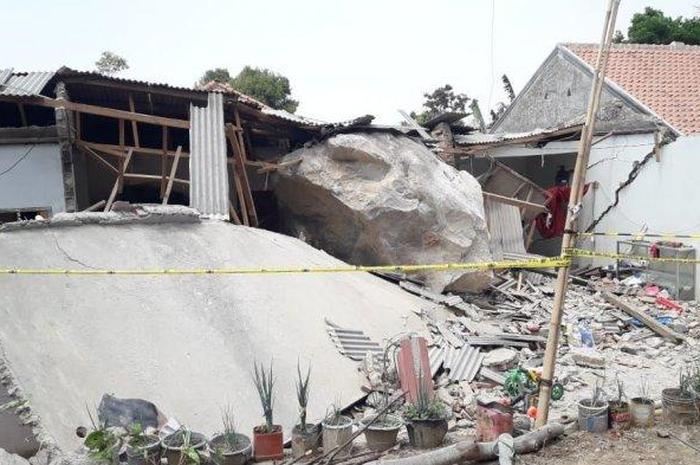 bAtu-batu berukuran besar dari perbukitan menimpa bangunan rumah dan sekolah di Purwakarta, Rabu (9/10/2019)