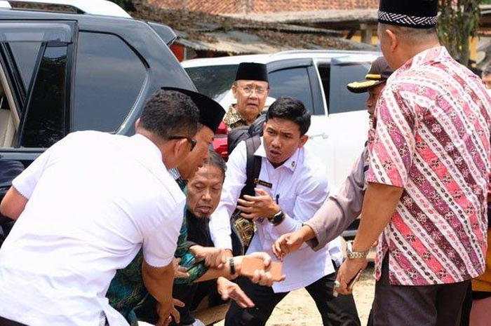 Wiranto ditusuk orang tak dikenal