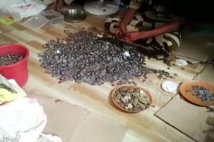 Polisi menemukan investasi mengejutkan yang dimiliki oleh Azad tersimpan di karung goni yang berisi uang koin.