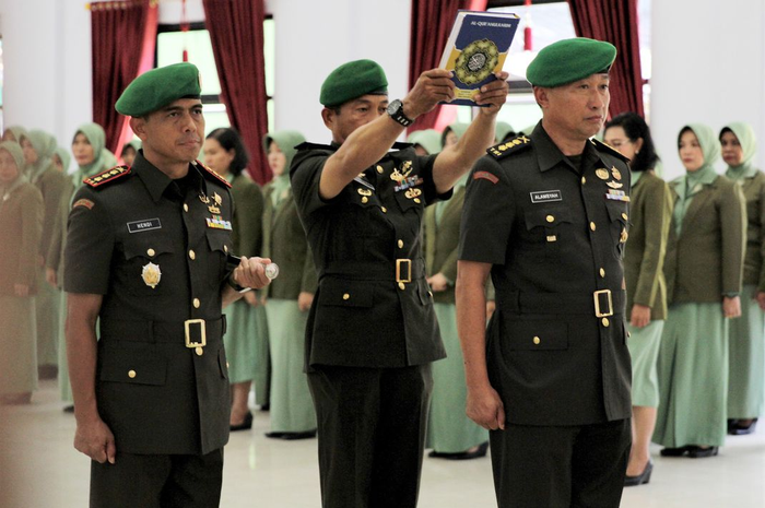 Jabatan Komandan Distrik Militer 1417 Kendari, Sulawesi Tenggara, diserah terimakan dari Kolonel Kaveleri Hendi Suhendi kepada Kolonel Infantri Alamsyah 