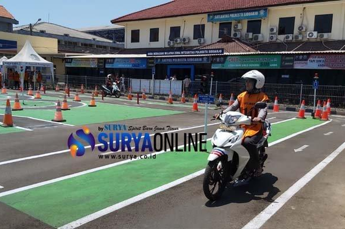Ilustrasi ujian praktik bikin SIM.Emang Iya, Ujian Praktik SIM C Pakai Motor Matik dan Manual Berbeda? 