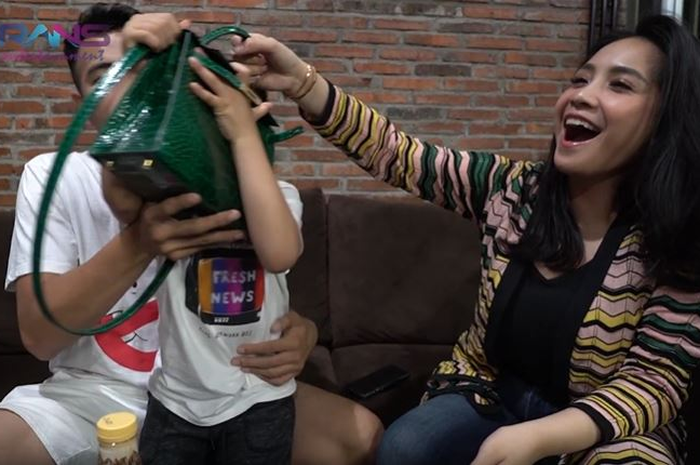Rafathar menarik tas mahal milik Nagita