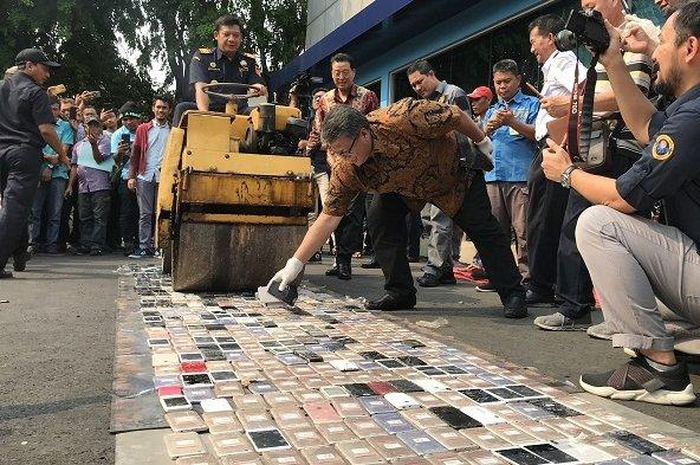 Bea Cukai Bandara Soekarno-Hatta Gilas 2.000-an Ponsel Ilegal 