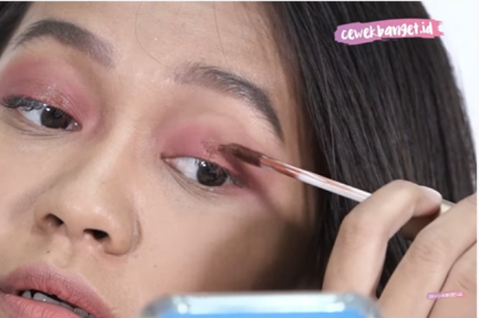 Trik membuat eyeshadow pakai lipstik atau lip cream