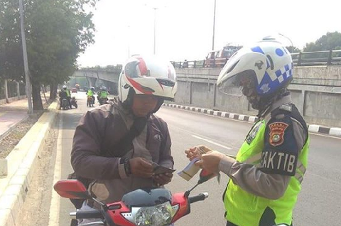 Polisi akan menggunakan kamera portabel yang terhubung dengan internet, berapa lama baterainya bertahan?