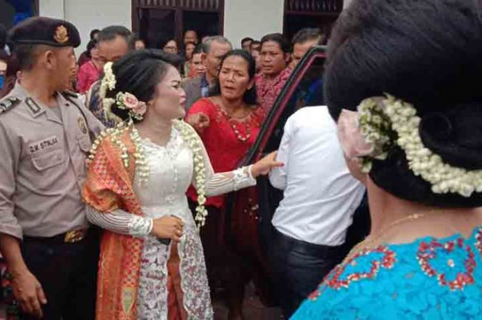 Bak adegan klise sinetron, Rina Boru Sihombing (26) batal nikahi lelaki lain usai suami sahnya datang ke lokasi pernikahan. 