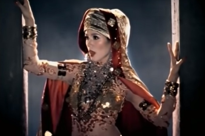 Mulan Jameela dalam lagu Makhluk Tuhan Paling Sexy.