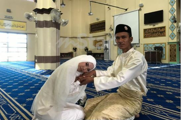 Zuraiha bersama suaminya yang bekerja sebagai sopir truk