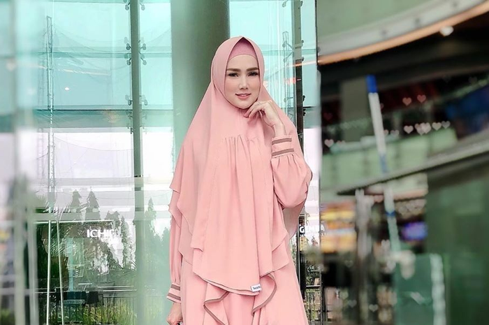 Sah jadi Anggota DPR RI, Mulan Jameela Hang Out Bareng Sosialita dengan Busana Gamis Santun