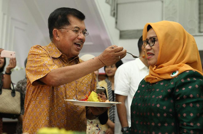 Wakil Preside Jusuf Kalla bersama istrinya, Mufidah Kalla