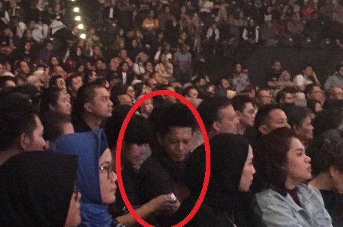 Ariel Noah bersama seornag wanita misterius