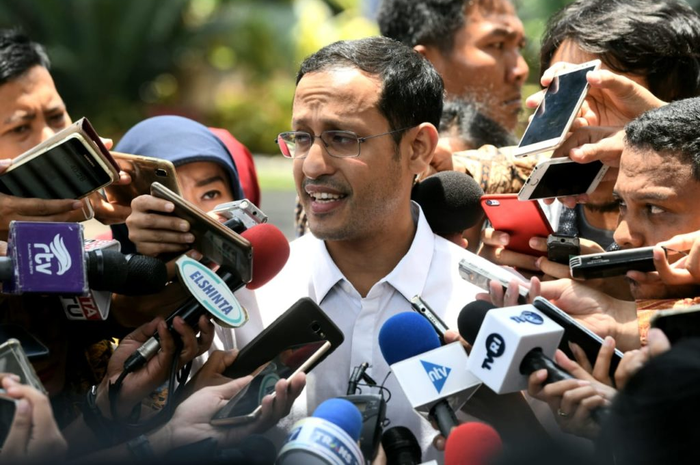 Nadiem Makarim saat keluar dari Istana Kepresidenan