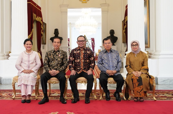 Potret Muhammad Hanif Dhakiri diapit Presiden Jokowi dan Wakil Presiden Jusuf Kalla