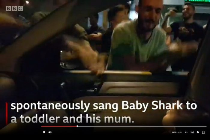 "Baby shark doo doo doo doo doo doo ...." begitulah sepenggal lirik lagu Baby Shark yang dinyanyikan oleh para demonstran di Lebanon.