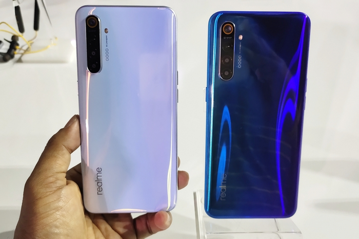 Sisi belakang realme XT warna White Pearl dan Pearl Blue