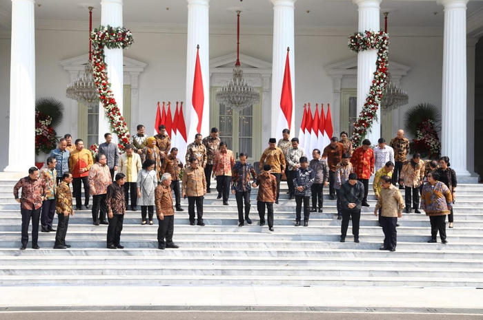 Presiden Joko Widodo didampingi Wakil Presiden Ma'ruf Amin mengenalkan Kabinet Indonesia Maju di Halaman Istana Merdeka, Jakarta, Rabu (23/10/2019).