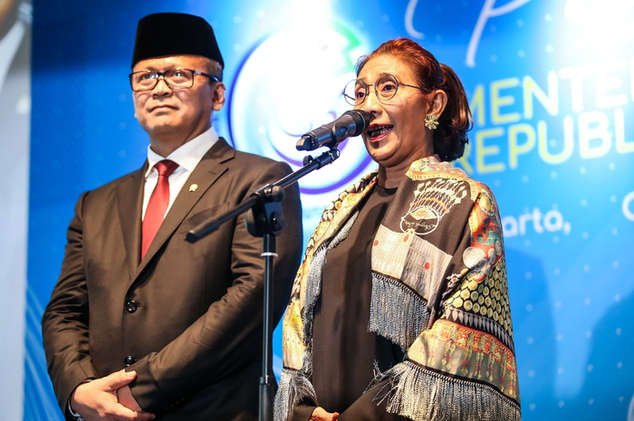 Edhy Prabowo dan Susi Pudjiastuti saat acara pisah sambut Kementerian Kelautan dan Perikanan di Jakarta, Rabu (23/10/2019). Presiden Joko Widodo melantik Edhy Prabowo sebagai Menteri Kelautan dan Perikanan di Istana Negara pada Rabu (23/10/2019) Pagi.