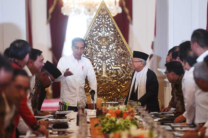 Presiden Joko Widodo (kiri) didampingi Wakil Presiden Ma'ruf Amin (kanan) memimpin sidang kabinet paripurna di Istana Merdeka, Jakarta, Kamis (24/10/2019). Sidang kabinet paripurna itu merupakan sidang perdana yang diikuti menteri-menteri Kabinet Indonesia Maju.